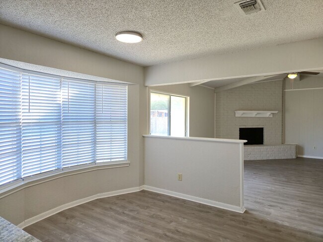 Building Photo - 3/2 Hewitt Home