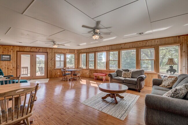 Foto del edificio - Beautiful country setting, but close to city limits.