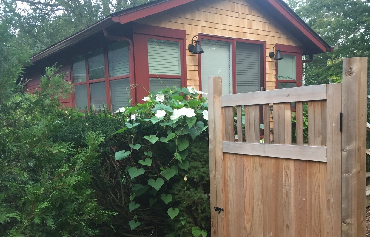 Foto principal - 1000 Village Ln