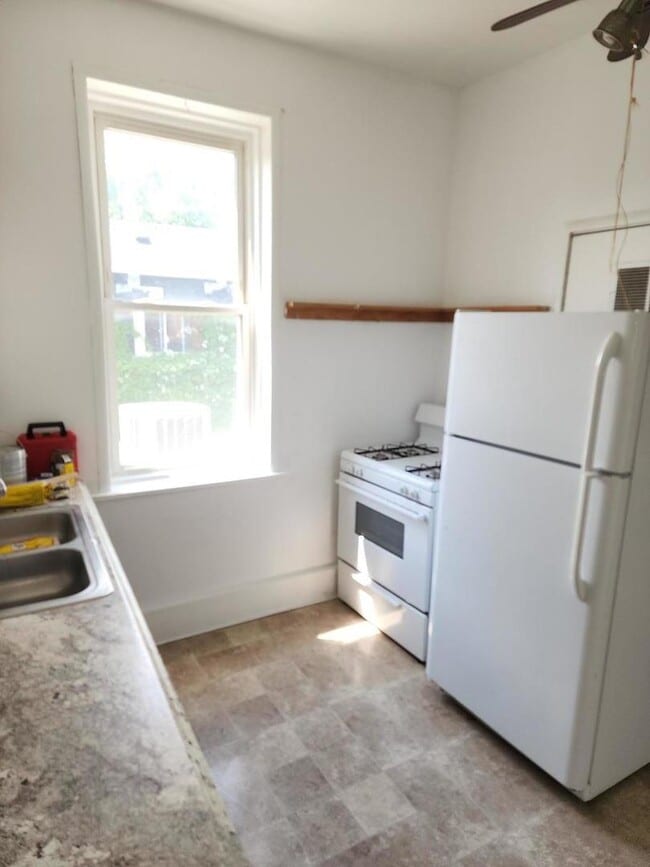 Building Photo - 1254 N Maplewood Ave
