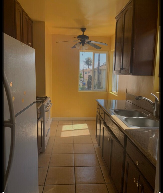 Foto del edificio - 6107 S Hobart Blvd