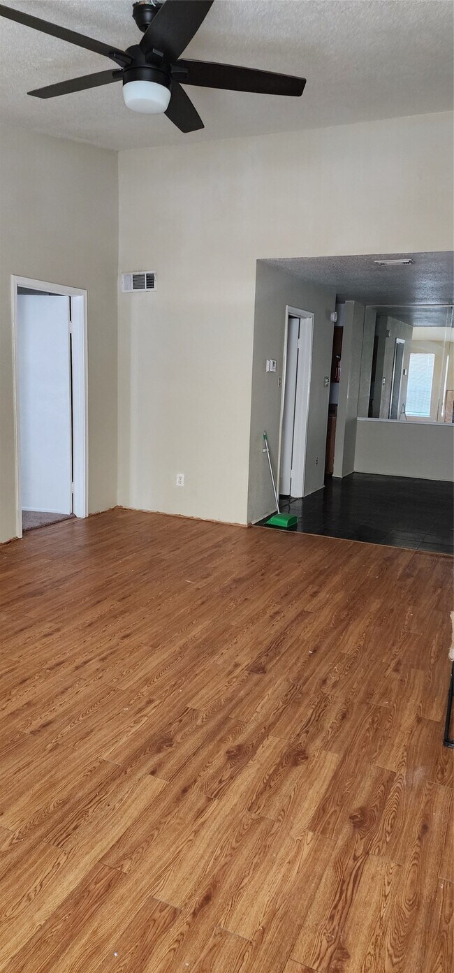 Foto del edificio - 6500 Sands Point Dr