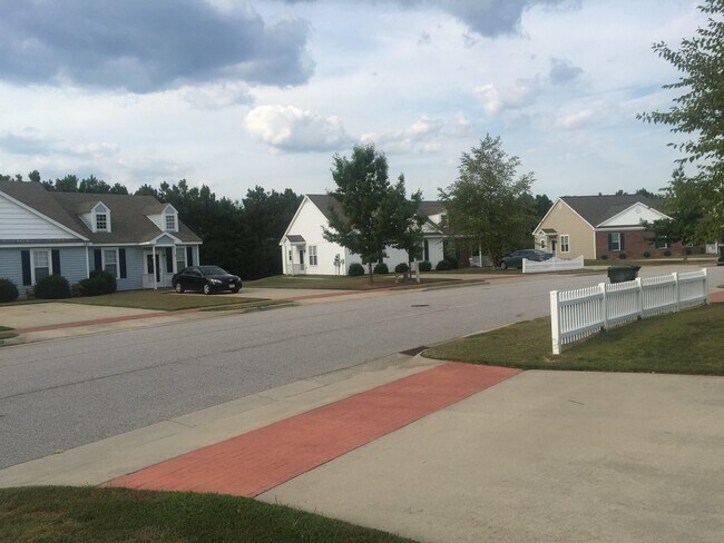 Caminos de acceso pavimentados - 3334 Whitlock Dr N