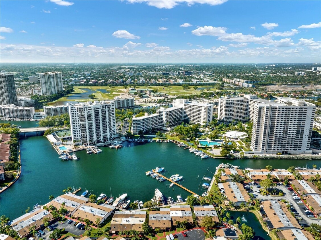 Foto principal - 500 Three Islands Boulevard