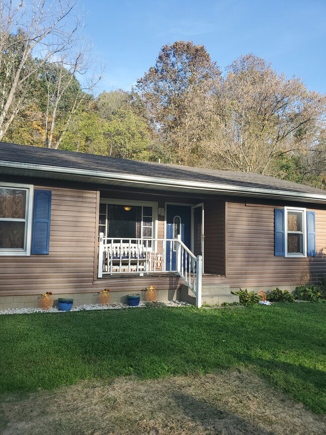 Foto del edificio - 3 Bed 1 Bath, Washer Dryer Hookup , Fenced in yard $1300 , $2800 to move in