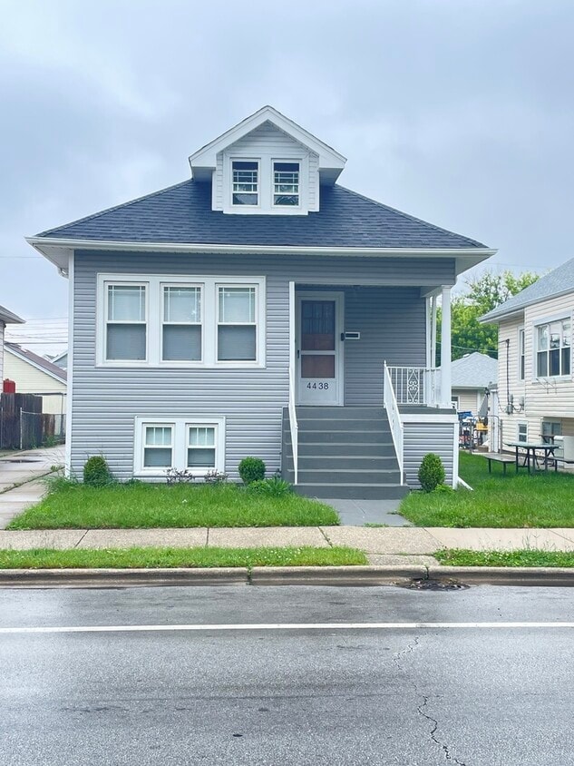 Primary Photo - 4438 N Austin Ave