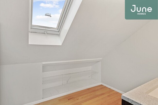 Foto del edificio - ROOM ONLY in 6-bed/2.0-bath Home