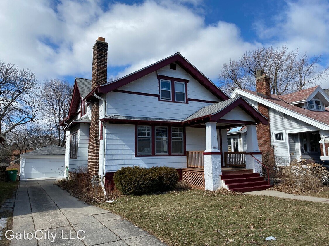 3831 N Frederick Ave, Shorewood, WI 53211 Apartment for Rent in