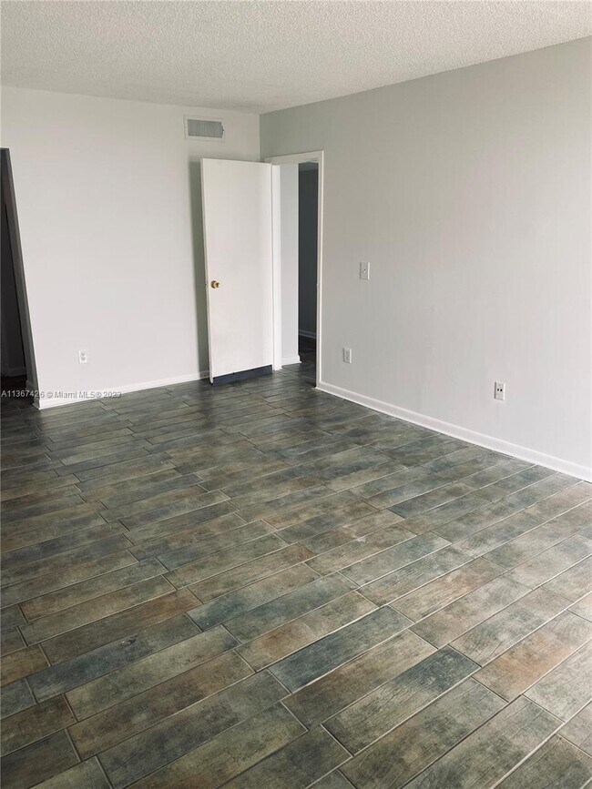 Foto del edificio - 2350 NE 135th St