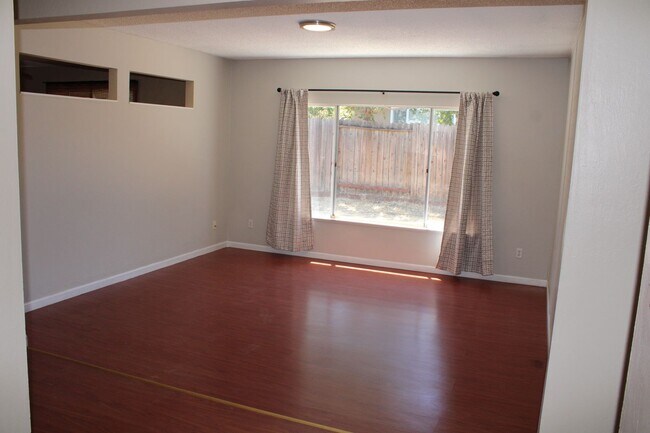 Foto del edificio - Beautiful 3 Bedroom / 2 Bathroom Pittsburg...