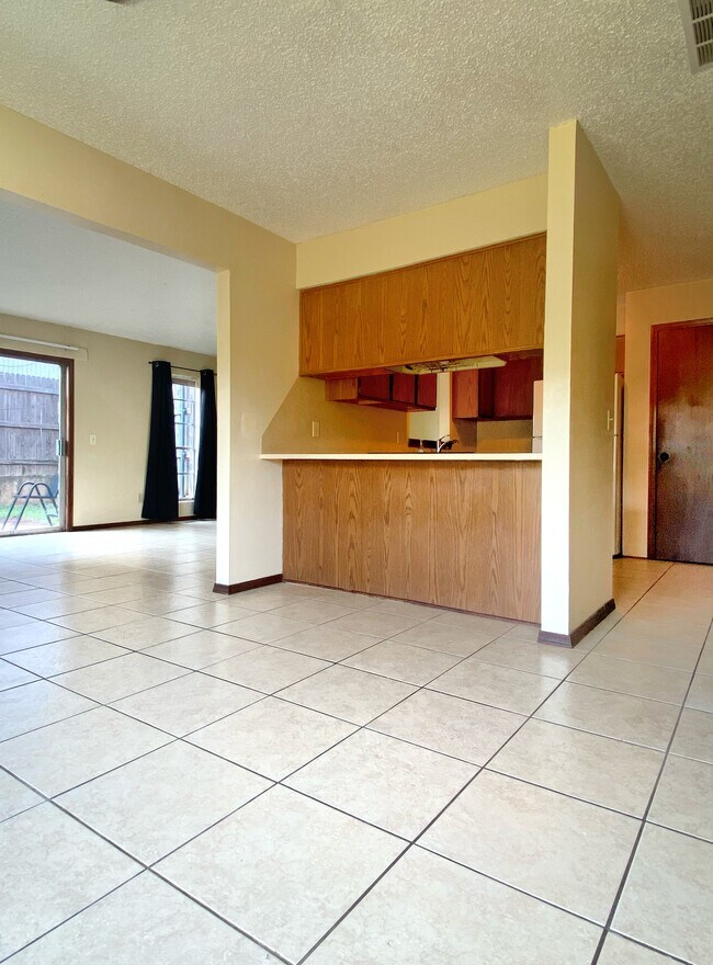 Building Photo - 6000 W Hefner Rd