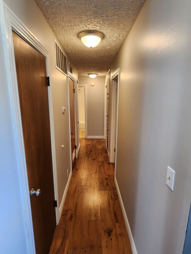 Foto del edificio - 318 W Feather Pl