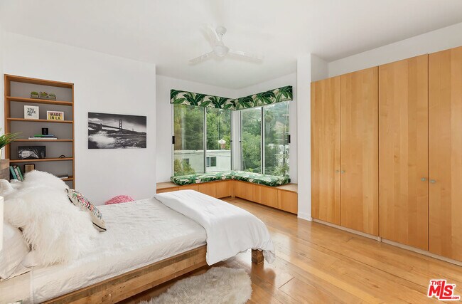 Foto del edificio - 8738 Wonderland Ave