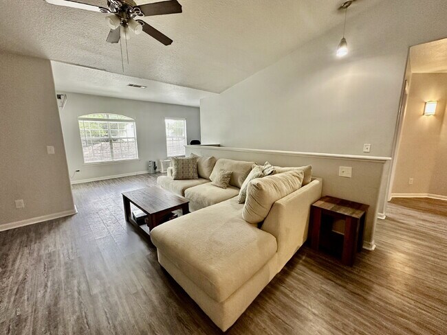 Building Photo - Two Bedroom Unfurnished Condo in Plantation Point!