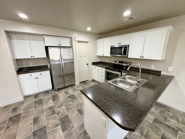 Building Photo - Beautifully Maintained 4/BD 2.5/BA Townhome