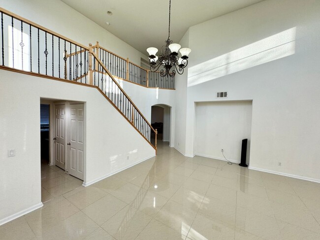 Foto del edificio - Gorgeous 5 bedroom home with 2 master bedr...