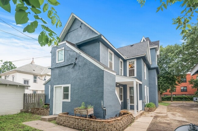 Building Photo - 3BR/1Bath + Office Area Available Sept 12t...