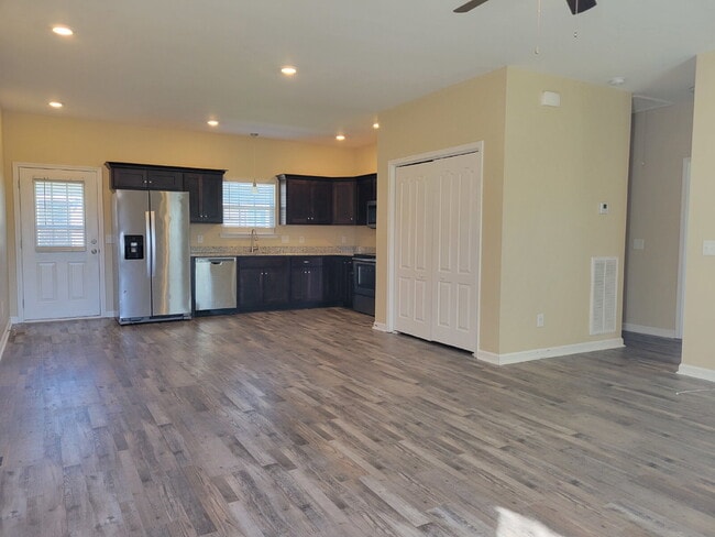 Building Photo - 2 Bed, 2 Bath Apartment with 9-Foot Ceilings in White House