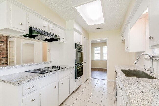 Foto del edificio - 22818 Canyon Lake Dr