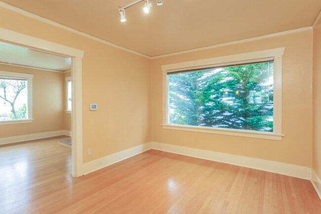 Foto del edificio - Charming 4-bedroom 3 bath Craftsman Home with Basement ADU for Rent