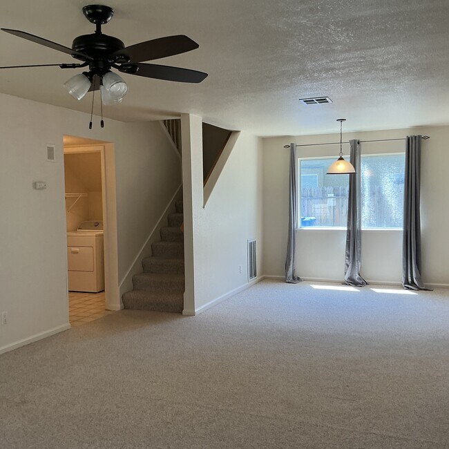 Foto del edificio - 8852 Gemwood Way