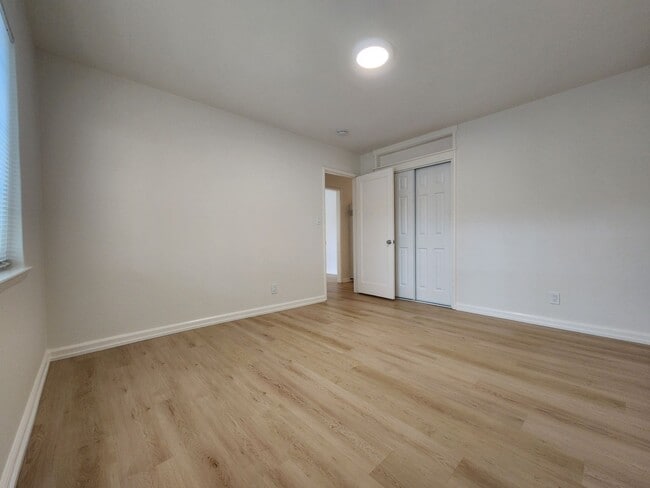 Building Photo - Check out this cozy 1-bedroom, 1-bathroom ...