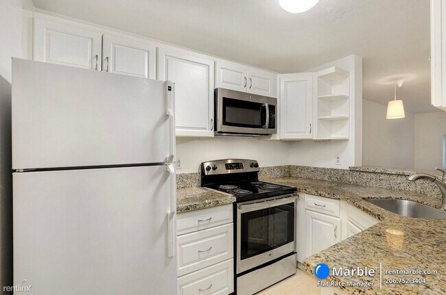 Building Photo - 2 br, 2.5 bath Townhome - 4336 W Lake Samm...