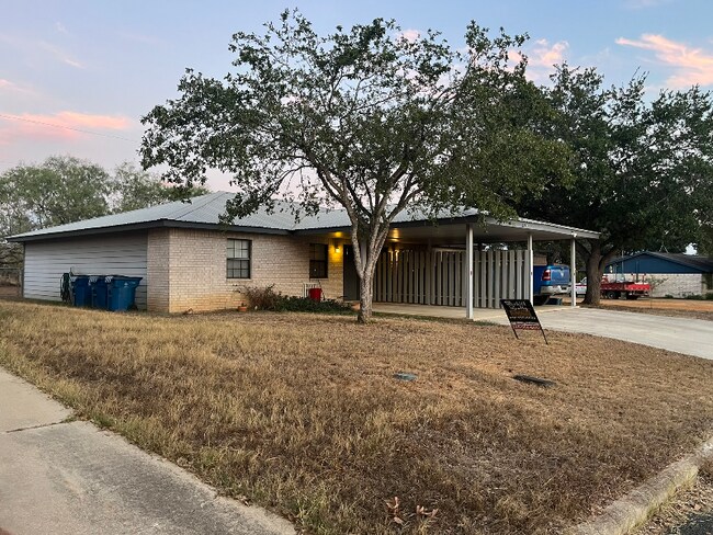 Foto del edificio - 821 Nancy Ln