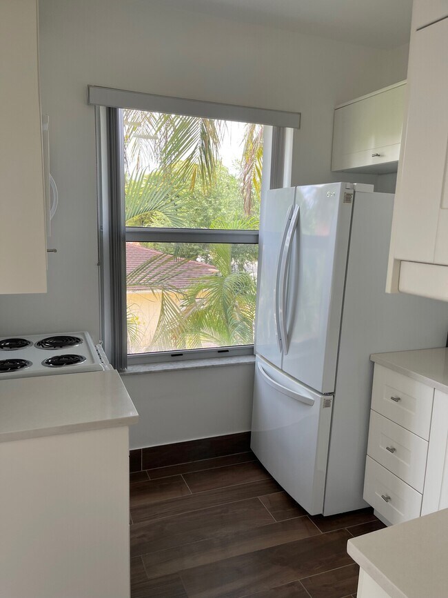 Foto del edificio - 694 NE 76TH ST LLC