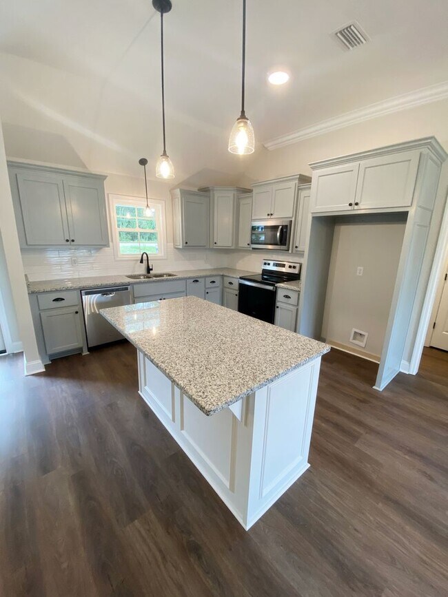 Foto del edificio - 4 bedrooms, 2 baths in Hahira/North Lowndes County. Fenced in Backyard! LVP THROUGHOUT!