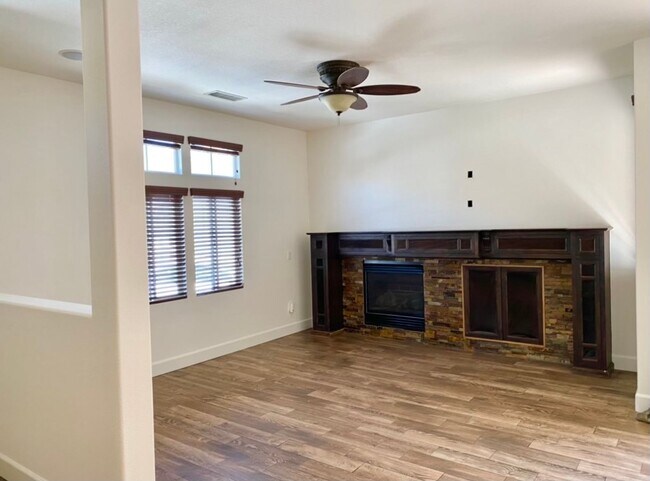 Building Photo - 3 Bedroom Home for Rent in Valencia!