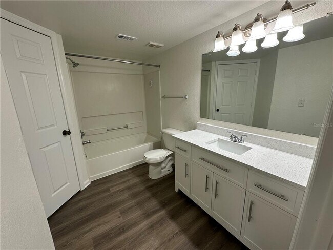 Building Photo - 5077 Park Central Dr