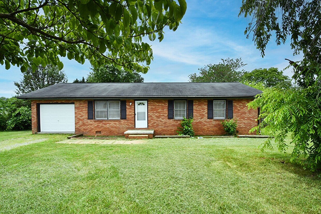 Primary Photo - Country ranch 3 bedroom