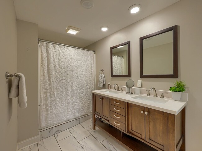 Building Photo - Quaint Home in Heart of Midtown