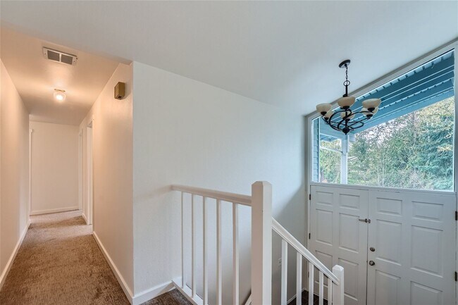 Foto del edificio - Amazing Split Level 4 Bedroom Home in Bell...
