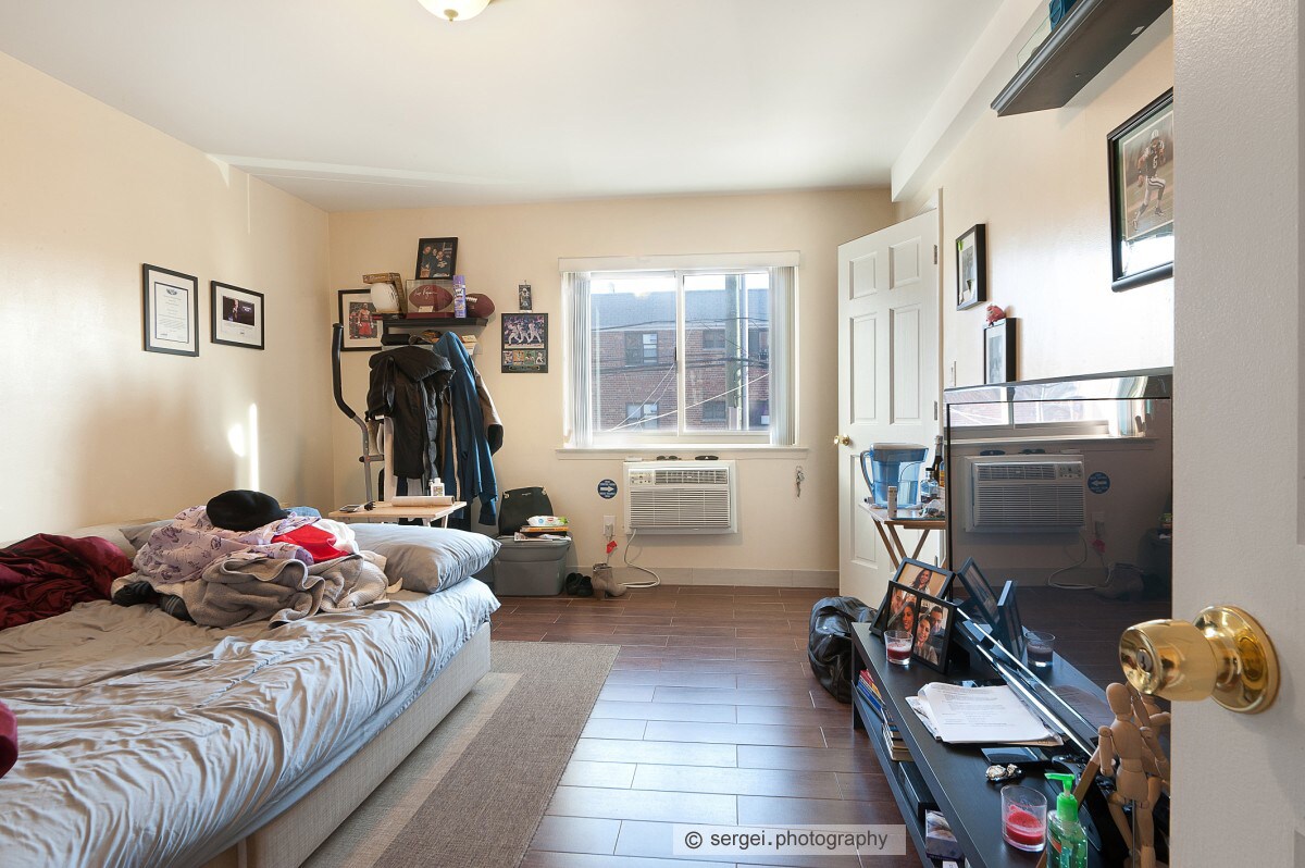 Primary Photo - 718 Barton Ave