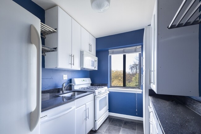 Foto del edificio - 3901 Tunlaw Rd NW