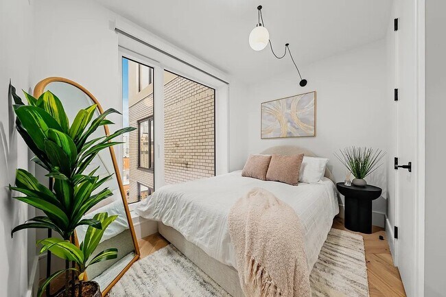 Foto del edificio - 313 E 17th St