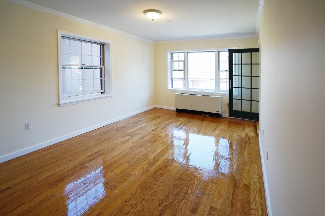 Primary Photo - 1438 31st Dr