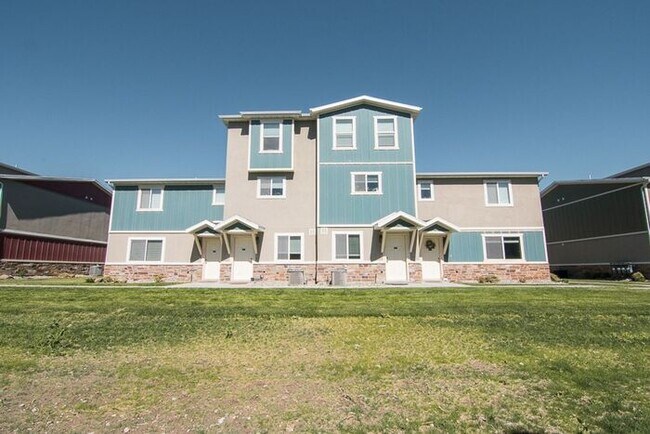Building Photo - WATERS EDGE! Gorgeous Townhome