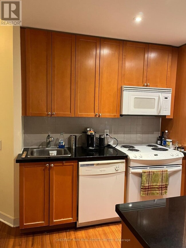 Building Photo - 85 Bloor St E