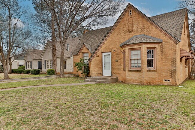 Building Photo - 3 bedroom less than 1 mile from Tech