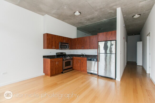 Foto del edificio - 235 W Van Buren St