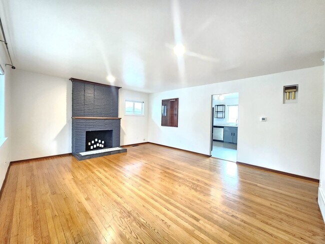 Foto del edificio - $2,150 - 3 Bed / 2 Bath Rancher Home in Perry District