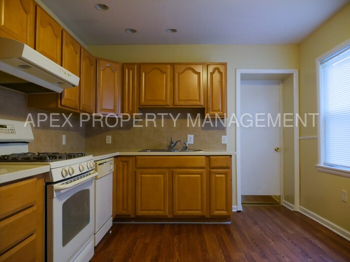 Primary Photo - 369 Hewitt St