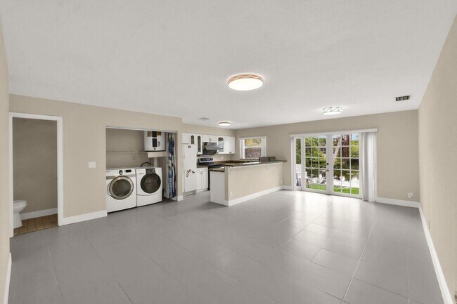 Foto del edificio - 4295 Coral Springs Dr