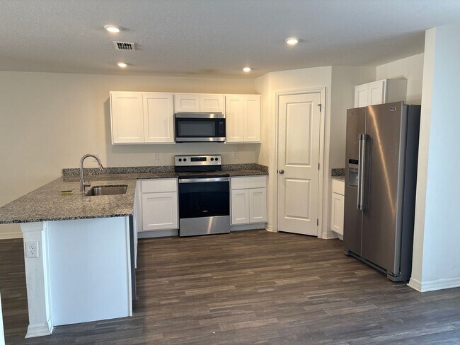 Foto del edificio - Spacious 4-Bedroom Home in Poinciana, FL –...