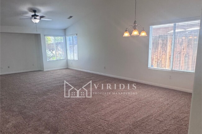 Foto del edificio - 5512 Cherry Creek Ln