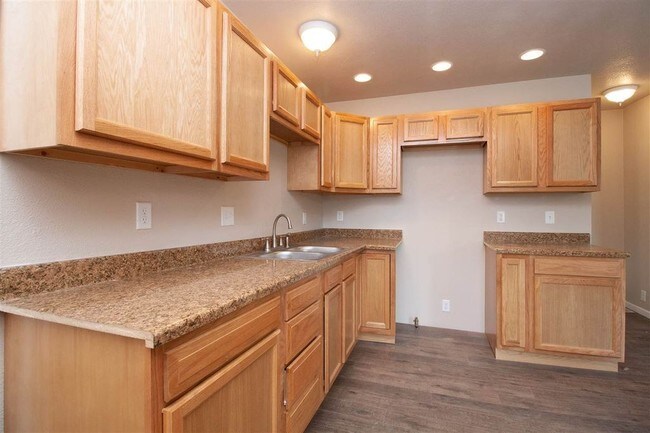 Building Photo - 125 Riverview Dr