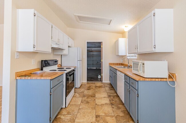 Foto del edificio - Conveniently located 3 Bedroom, 2 bath near HAFB